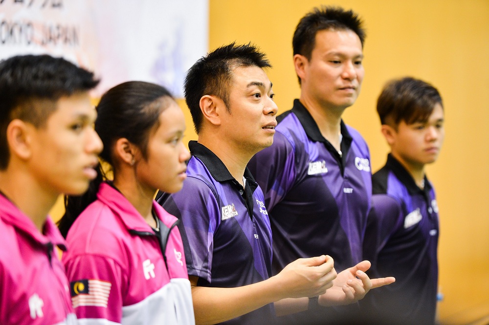 Astro Kasih Jacky and Myisha standing alongside AKB head coaches Lee Wan Wah and Chan Chong Ming.